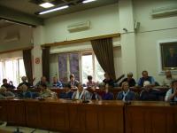 Η «Ηχούσα Γέφυρα» αποτελείται από 45 φιλέλληνες που ζουν σε διάφορες χώρες και ασχολούνται  με την ελληνική μουσική