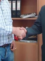 Υποψήφιος βουλευτής επισκέφτηκε υπηρεσία και τους ήξερε όλους...!!!