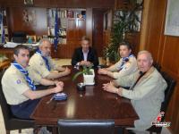 Tα μέλη του Διοικητικού Συμβουλίου Προσκόπων στον Αντιπεριφερειάρχη κ. Χρήστο Μιχαλάκη