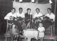 1961 - Η κομπανία Καραβασίλη εμφανίζεται στο εξοχικό κέντρο 