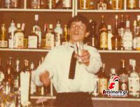 O Ηλίας Κουπαρούσης στο bar της disco 