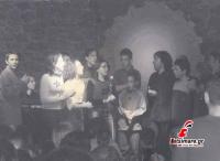 Ο Βασίλης Λέκκας με παιδιά του Μουσικού Γυμνασίου στη 