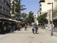 Με τις πέργκολες κοιμάται, με τις πέργκολες ξυπνά...