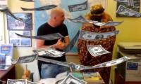 Ένας δημόσιος υπάλληλος βρίσκει ένα λυχνάρι...