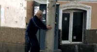 Ρώσος τα βάζει με κολόνα ! (βίντεο)