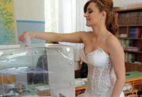 Νύφη, ψήφισε με το νυφικό στην Δρακότρυπα.!!!