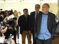 Γιατί ο Βαρουφάκης βάζει συνέχεια το χέρι του στην τσέπη 