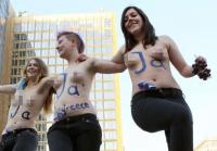 Γυμνόστηθες FEMEN έξω από τη γερμανική Βουλή: 
