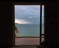 Το κτίριο είναι το ξενοδοχείο Ξενία, το οποίο άνοιξε το 1961