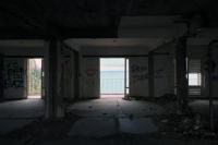 Το κτίριο είναι το ξενοδοχείο Ξενία, το οποίο άνοιξε το 1961