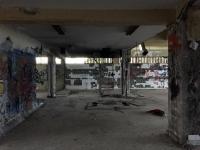 Το κτίριο είναι το ξενοδοχείο Ξενία, το οποίο άνοιξε το 1961