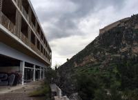 Το κτίριο είναι το ξενοδοχείο Ξενία, το οποίο άνοιξε το 1961