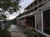 Το κτίριο είναι το ξενοδοχείο Ξενία, το οποίο άνοιξε το 1961