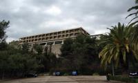 Το κτίριο είναι το ξενοδοχείο Ξενία, το οποίο άνοιξε το 1961