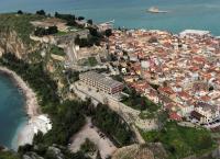 Το κτίριο είναι το ξενοδοχείο Ξενία, το οποίο άνοιξε το 1961