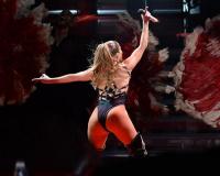  Tα οπίσθιά της Jennifer Lopez  στον αγώνα της Χίλαρι (βίντεο)
