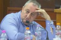 Θες να γίνεις και βουλευτής γκιρίζι;