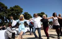 Γαλάζια οπτασία η Πατούλαινα σέρνει τον χορό...