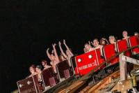 Γυμνιστές έκαναν ρεκόρ για το μεγαλύτερο «γυμνό» τρενάκι