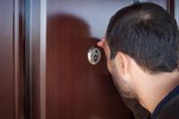 Γιατί πρέπει πάντα να καλύπτεις το ματάκι της πόρτας