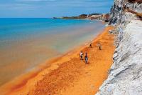 Η ελληνική παραλία με το παράξενο όνομα που είναι φυσικό spa