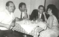 Η φωτογραφία είναι του 1970. Ο Στράτος με τον Μήτσο Κατσιάκο φωτογραφίζονται στο μαγαζί με παρέα