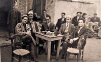 Απόκριες στα Τρίκαλα σε ασπρόμαυρο φόντο
