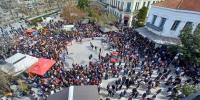 Μαζική συγκέντρωση και στα Τρίκαλα για το τραγικό σιδηροδρομικό δυστύχημα