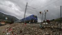 Ανατριχίλα: Η στιγμή που το τρένο περνά από το σημείο της τραγωδίας στα Τέμπη!