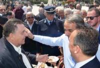 «Χέρι – χέρι με τον Καρατζαφέρη» στην… κυριολεξία !