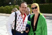 Έναρξη παραστάσεων με ξώβυζη ρόμπα και πουκάμισο με παπαγαλάκια...