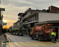 Ειδικό μηχάνημα της ΔΕΥΑΜ στους δρόμους της Καλαμπάκας για τον καθαρισμό των φρεατίων