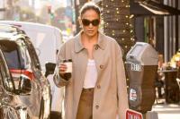 Η Jennifer Lopez φόρεσε το χρώμα που θα κάνει χαμό το 2024!