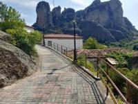 Νέα κιγκλιδώματα στην οδό Λευκωσίας στην παλαιά πόλη της Καλαμπάκας για την ασφάλεια πεζών και οχημάτων