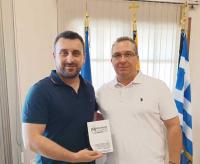 Ο Δήμαρχος Μετεώρων Λευτέρης Αβραμόπουλος Τιμά και  Συγχαίρει τον Καλαμπακιώτη Καθηγητή Μάριο Παπαευσταθίου