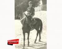 1963 - Καβάλα σε ένα άλογο στην κεντρική πλατεία του Μετσόβου...