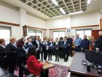 Με ενθουσιασμό και καλλιτεχνική αρτιότητα επισκέφθηκαν τον Δήμαρχο Τρικκαίων Νίκο Σακκά τα μέλη της χορωδίας του Ε΄ ΚΑΠΗ του Δήμου Τρικκαίων, για να του ψάλλουν τα κάλαντα. \