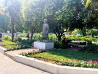 Πράσινες πινελιές και λουλούδια στο άγαλμα του Κανάρη από τον Δ. Τρικκαίων
