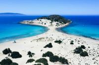 Ποια διάσημη ελληνική παραλία «σκαρφάλωσε» στη δεύτερη θέση παγκοσμίως