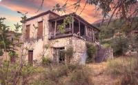 Σπίτια-κουφάρια: Η Ελλάδα που αργοσβήνει…
